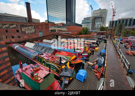 Barche strette tradizionali funzionanti a gas Street Basin Birmingham Foto Stock