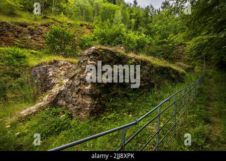 I resti dei forni Leckhampton Lime vicino a Cheltenham Spa, Gloucestershire, Inghilterra Foto Stock