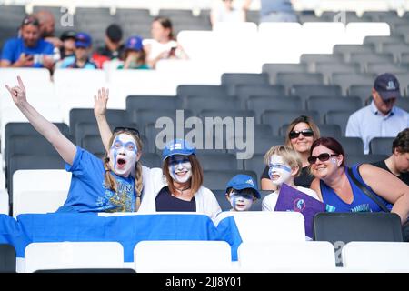 Milton Keynes, Regno Unito. 16th luglio 2022. Milton Keynes, Inghilterra, luglio 16th 2022: Tifosi della Finlandia durante la partita di football del gruppo B UEFA Womens Euro 2022 tra Finlandia e Germania allo Stadio MK di Milton Keynes, Inghilterra. (Daniela Porcelli /SPP) Credit: SPP Sport Press Photo. /Alamy Live News Foto Stock