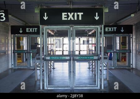 Milton Keynes, Regno Unito. 16th luglio 2022. Milton Keynes, Inghilterra, luglio 16th 2022: Uscita porta dello stadio durante la partita di football UEFA Womens Euro 2022 gruppo B tra Finlandia e Germania allo Stadio MK di Milton Keynes, Inghilterra. (Daniela Porcelli /SPP) Credit: SPP Sport Press Photo. /Alamy Live News Foto Stock