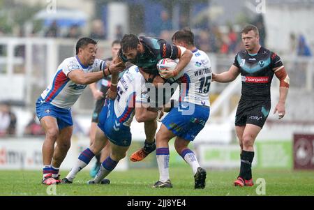 Jacob Miller e Jai Whitbread di Wakefield Trinity affrontano Alex Walmsley di St Helens durante la partita della Betfred Super League al Be Well Support Stadium di Wakefield. Data foto: Domenica 24 luglio 2022. Foto Stock