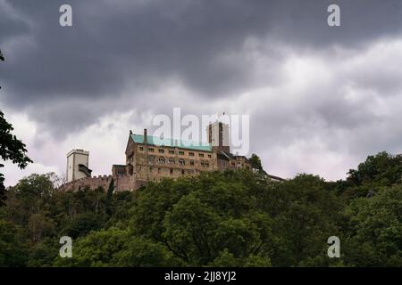 Vista panoramica classica del Castello di Wartburg nella Foresta Turingia vicino a Eisenach, Turingia, Germania Foto Stock