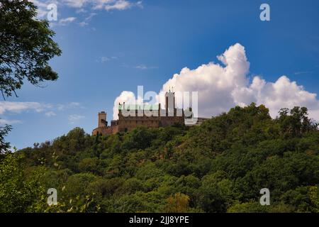 Vista panoramica classica del Castello di Wartburg nella Foresta Turingia vicino a Eisenach, Turingia, Germania Foto Stock