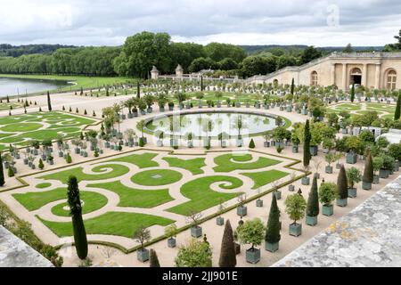 VERSAILLES / FRANCIA - 16 giugno 2019: I giardini di Orangerie con arance, limoni, oleandri, palme e melograni al Palazzo di Versailles Foto Stock