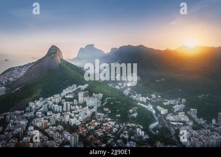 Vista aerea di Rio al tramonto con il Monte Dois Irmaos (Morro Dois Irmaos) e il Colle Pedra da Gavea - Rio de Janeiro, Brasile Foto Stock