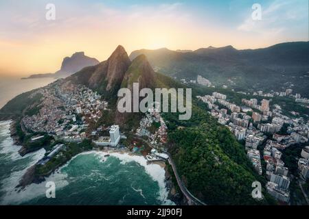 Veduta aerea del Monte Dois Irmaos (Morro Dois Irmaos) con Vidigal e Leblon al tramonto - Rio de Janeiro, Brasile Foto Stock