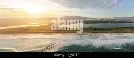 Vista aerea panoramica della spiaggia di Reserva, della laguna di Marapendi e della riserva a barra da Tijuca - Rio de Janeiro, Brasile Foto Stock