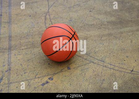 Giocare a basket di strada nel centro di Helsinki, Finlandia, 2019 agosto nella zona chiamata Baana. C'è il basket con un campo da basket. Foto Stock