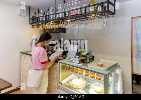 (220724) -- KUNMING, 24 luglio 2022 (Xinhua) -- un cliente ordina presso il Tulip Turkish Cafe Bar di Kunming, nella provincia di Yunnan, nella Cina sudoccidentale, il 11 luglio 2022. ANDARE CON 'attraverso la Cina: 'Stranieri' strada ' in Kunming vede business rimbalzo indietro' (Xinhua/Cao Mengyao) Foto Stock