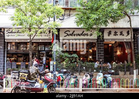 (220724) -- KUNMING, 24 luglio 2022 (Xinhua) -- Foto scattata il 11 luglio 2022 mostra una vista esterna del caffè di Salvador a Kunming, nella provincia di Yunnan della Cina sud-occidentale. ANDARE CON 'attraverso la Cina: 'Stranieri' strada ' in Kunming vede business rimbalzo indietro' (Xinhua/Cao Mengyao) Foto Stock