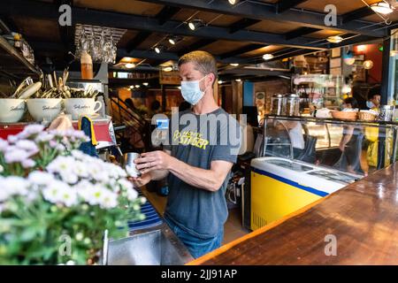 (220724) -- KUNMING, 24 luglio 2022 (Xinhua) -- Colin Flahive fa caffè al caffè di Salvador a Kunming, provincia di Yunnan, nella Cina sudoccidentale, 11 luglio 2022. ANDARE CON 'attraverso la Cina: 'Stranieri' strada ' in Kunming vede business rimbalzo indietro' (Xinhua/Cao Mengyao) Foto Stock