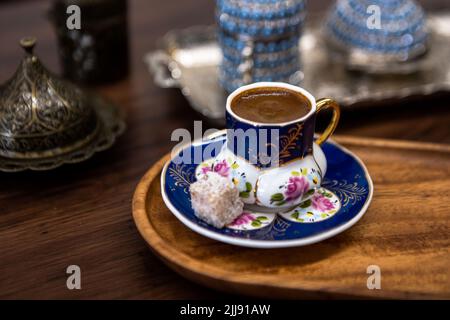 (220724) -- KUNMING, 24 luglio 2022 (Xinhua) -- Foto scattata il 11 luglio 2022 mostra una serie di caffè turco tradizionale al Tulip Turkish Cafe Bar di Kunming, nella provincia di Yunnan, nella Cina sudoccidentale. ANDARE CON 'attraverso la Cina: 'Stranieri' strada ' in Kunming vede business rimbalzo indietro' (Xinhua/Cao Mengyao) Foto Stock