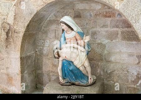 Ploumilliau (Plouilio), Francia. Statua della Vergine Maria all'interno dell'Eglise Saint-Milliau (Chiesa di San Miliau) Foto Stock