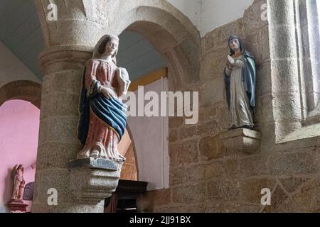 Ploumilliau (Plouilio), Francia. Statua della Vergine Maria all'interno dell'Eglise Saint-Milliau (Chiesa di San Miliau) Foto Stock