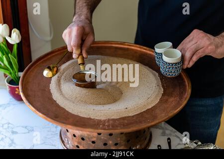 (220724) -- KUNMING, 24 luglio 2022 (Xinhua) -- Mikail Tosun produce caffè turco tradizionale al Tulip Turkish Cafe Bar di Kunming, nella provincia di Yunnan, nella Cina sudoccidentale, il 11 luglio 2022. ANDARE CON 'attraverso la Cina: 'Stranieri' strada ' in Kunming vede business rimbalzo indietro' (Xinhua/Cao Mengyao) Foto Stock