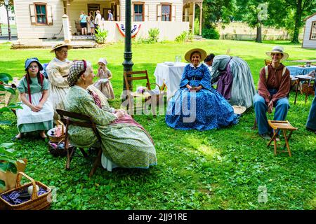 Lancaster, PA, USA – 16 luglio 2022: Una donna in abbigliamento d'epoca al Landis Valley Farm Museum durante i Civil War Days. Foto Stock