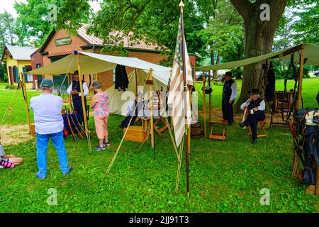 Lancaster, PA, USA – 16 luglio 2022: I rienattori parlano con i visitatori del Landis Valley Farm Museum durante i Civil War Days. Foto Stock