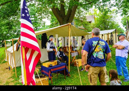 Lancaster, PA, USA – 16 luglio 2022: I rienattori parlano con i visitatori del Landis Valley Farm Museum durante i Civil War Days. Foto Stock