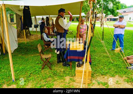 Lancaster, PA, USA – 16 luglio 2022: I rienattori parlano con i visitatori del Landis Valley Farm Museum durante i Civil War Days. Foto Stock