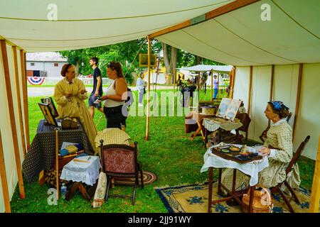 Lancaster, PA, USA – 16 luglio 2022: I rienattori parlano con i visitatori del Landis Valley Farm Museum durante i Civil War Days. Foto Stock