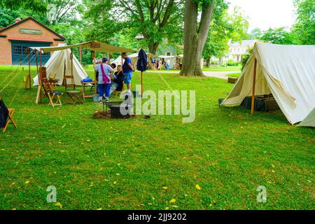 Lancaster, PA, USA – 16 luglio 2022: I rienattori parlano con i visitatori del Landis Valley Farm Museum durante i Civil War Days. Foto Stock