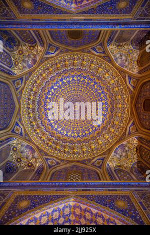 Interno della Moschea di Tilya Kori e Madrasah situato in Piazza Registan, a Samarkand, Uzbekistan Foto Stock