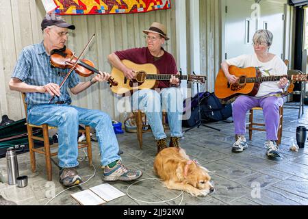 Blue Ridge Parkway Virginia, Blue Ridge Music Center Buck Mountain Band, musica country folk uomo donna, cane musicisti che suonano fiddle gruppo di cultura chitarra Foto Stock