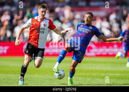 Rotterdam, Paesi Bassi. 24 luglio 2022, Rotterdam - Patrik Walemark di Feyenoord, Malo gusto di Olympique Lyon durante la partita tra Feyenoord e Olympique Lyon allo Stadion Feijenoord De Kuip il 24 luglio 2022 a Rotterdam, Paesi Bassi. (Da Box a Box Pictures/Yannick Verhoeven) Foto Stock