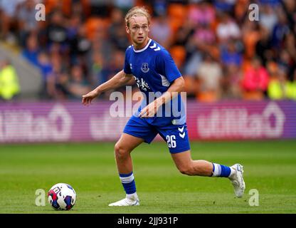 Tom Davies di Everton durante una partita premessa alla Bloomfield Road, Blackpool. Data foto: Domenica 24 luglio 2022. Foto Stock