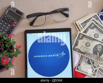 In questa illustrazione, il logo Lockheed Martin Corporation è visualizzato su un tablet. (Foto di Igor Golovniov / SOPA Images/Sipa USA) Foto Stock