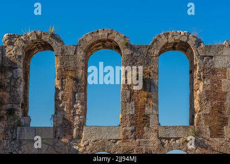 Vista parziale dall'Odeon di Erodes Attico, chiamato anche Erodeion o Erodion, un teatro romano in pietra situato sull'Acropoli di Atene, in Grecia. Foto Stock