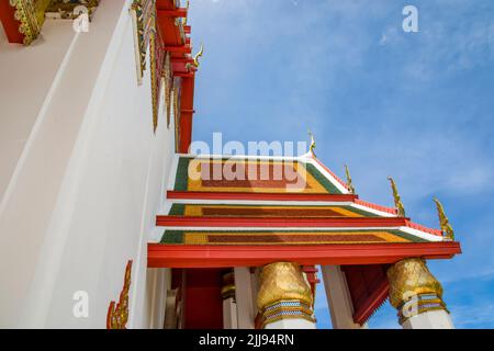 Il tetto di Wihan Phra Mongkhon Bophit, è un 'attivo' tempio composto in Ayutthaya Thailandia. La caratteristica principale è il grande Buddha di bronzo (dorato) Foto Stock