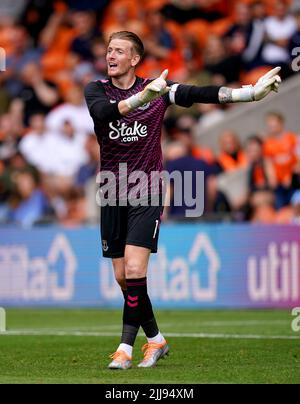 Jordan Pickford, portiere di Everton, si attente durante una partita di prima stagione a Bloomfield Road, Blackpool. Data foto: Domenica 24 luglio 2022. Foto Stock