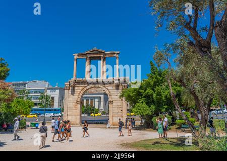 ATENE, GRECIA - 21 MAGGIO 2022: Vista sulla strada nel distretto di Plaka di Atene con l'Arco di Adriano Foto Stock