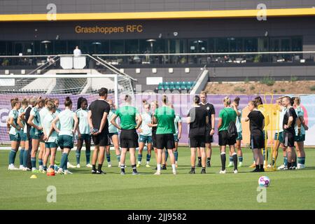 Londra, Regno Unito. 24th luglio 2022. Calcio: Nazionale, donne, Campionato europeo 2022, allenamento: La squadra è in campo. Credit: Sebastian Gollnow/dpa - NOTA IMPORTANTE: In conformità con i requisiti della DFL Deutsche Fußball Liga e della DFB Deutscher Fußball-Bund, è vietato utilizzare o utilizzare fotografie scattate nello stadio e/o della partita sotto forma di immagini di sequenza e/o serie di foto video-simili./dpa/Alamy Live News Foto Stock