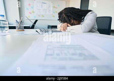Lavoratore aziendale stanco che si appella sul posto di lavoro Foto Stock