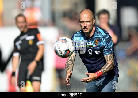 Mechelen, Belgio, 24/07/2022, l'allenatore capo di Mechelen Danny Buijs è stato raffigurato durante una partita di calcio tra KV Mechelen e Royal Antwerp FC, domenica 24 luglio 2022 a Mechelen, il giorno 1 della prima divisione del campionato belga 'Jupiler Pro League' 2022-2023. BELGA FOTO JOHAN EYCKENS Foto Stock