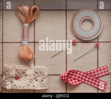 Gli accessori di cucitura sul tavolo Foto Stock