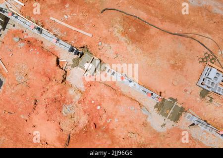 La colata di colonne in calcestruzzo su un cantiere, una vista aerea Foto Stock
