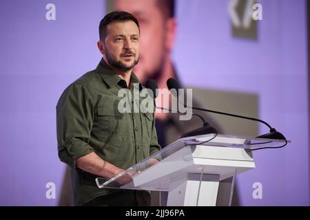 Kiev, Ucraina. 23rd luglio 2022. Il presidente ucraino Volodymyr Zelenskyy, consegna osservazioni al vertice annuale 2nd di First Ladies and Gentlemen, 23 luglio 2022 a Kiev, Ucraina. Credit: Sarsenov Daniiar/Ukraine Presidency/Alamy Live News Foto Stock