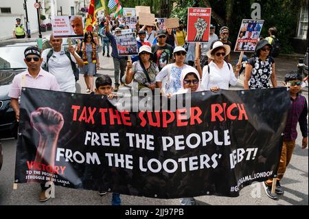 Londra, Regno Unito. 17 luglio 2022. Le persone provenienti dallo Sri Lanka si marciano per chiedere un cambiamento di sistema in seguito alle dimissioni del Presidente Gotabaya Rajapaksa Foto Stock