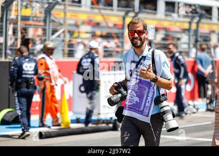 Le Castellet, Francia - 24/07/2022, Germain Hazard, fotografo DPPI, ritratto, Felice, occhiali da sole durante la Formula 1 Lenovo Grand Prix de France, Gran Premio di Francia 2022, 12th round del FIA Formula uno World Championship 2022 dal 22 al 24 luglio 2022 sul circuito Paul Ricard, a le Castellet, Francia - Foto Julien Delfosse/DPPI Foto Stock