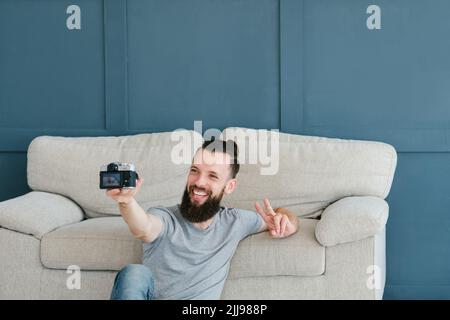 uomo selfie fotocamera tempo libero stile di vita sociale tendenze Foto Stock