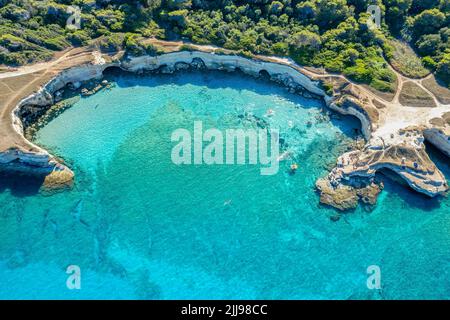 Veduta aerea della Spiaggia della Punticeddha vicino a Torre Sant Andrea, Puglia, Italia Foto Stock