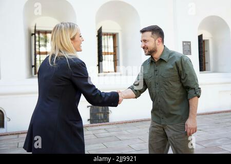 Kiev, Ucraina. 23rd luglio 2022. Il presidente ucraino Volodymyr Zelenskyy, a destra, dà il benvenuto alla cantante britannica Ellie Goulding al vertice annuale 2nd di First Ladies and Gentlemen sulla base della Cattedrale di Santa Sofia, il 23 luglio 2022 a Kiev, Ucraina. Credit: Sarsenov Daniiar/Ukraine Presidency/Alamy Live News Foto Stock