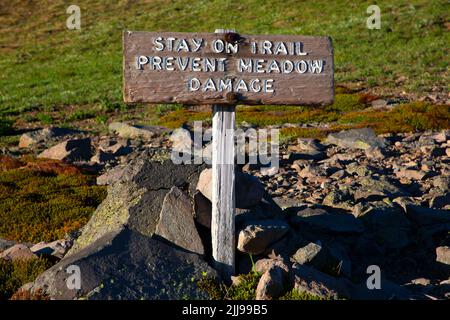 Cartello sul prato lungo il Wonderland Trail, Mt Rainier National Park, Washington Foto Stock