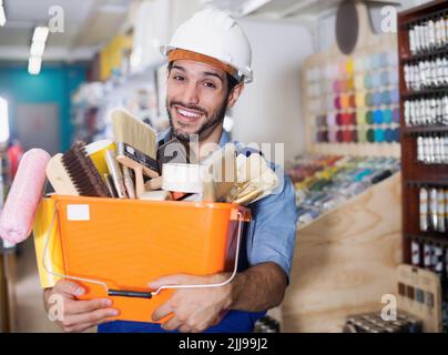 Padroneggia gli strumenti in mano con gli acquisti in negozio Foto Stock