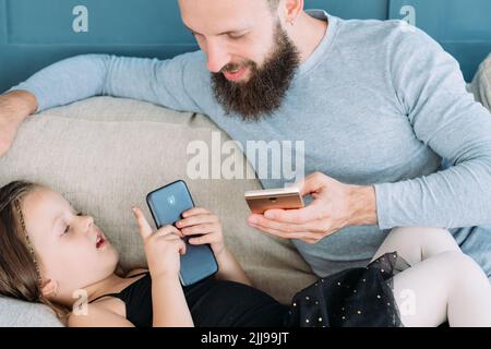 famiglia inattivo tempo libero comunicazione ragazza papà telefono Foto Stock