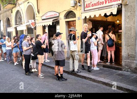 I clienti che fanno la fila all'esterno di tutto l'Antico Vinaio Sandwich Shop Invia dei Neri Firenze Italia Foto Stock