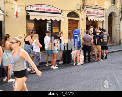 I clienti che fanno la fila all'esterno di tutto l'Antico Vinaio Sandwich Shop Invia dei Neri Firenze Italia Foto Stock